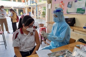 第五郡高中生接種新冠疫苗。