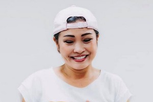 穿著志願者衣服的歌手芳清。