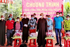 組委會向貧困戶贈送禮物。