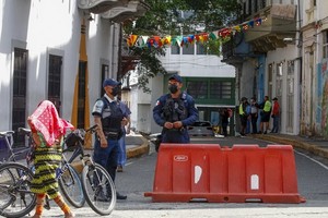 10月29日，警察在巴拿馬城發生槍擊事件的夜總會外警戒。（圖源：AP）
