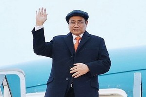 當地時間10月31日，承載政府總理范明政與越南高級代表團專機抵達蘇格蘭普雷斯蒂克機場。（圖源:武成）