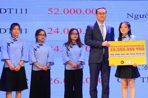 雒鴻大學向大學生派發“中國語言企業獎學金”。