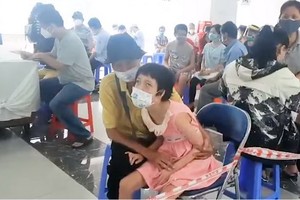 殘缺兒童在監護人的陪同下前至預約接種點等候接種新冠疫苗。（圖源: 視頻截圖）