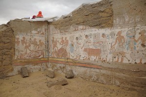 這是在埃及首都開羅以南的塞加拉地區拍攝的陵墓內的壁畫。（圖源: 新華社）