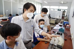 老師指導應屆畢業生實習。（圖源：TTO）