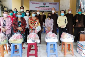 組委會向新貴坊貧困戶贈送禮物。