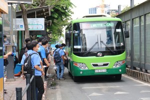 圖為2020年底，一輛102號線巴士在咸宜街上的臨時停靠站停靠接客。（圖源：嘉明）