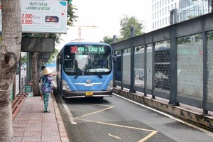 巴士在10月底復運初時，車站乘客寥寥無幾。