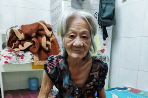 梁麗珍老大娘在租房內。