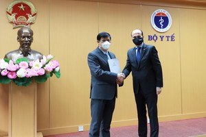 衛生部長阮清隆（左）接見阿根廷駐越大使路易斯‧巴勃羅‧瑪麗亞‧貝爾特拉米諾。（圖源：衛生部）