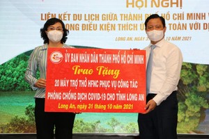 市人委會副主席潘氏勝（左）代表本市向隆安省捐贈20台呼吸機，為該省防疫工作服務。