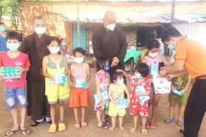 同奈省展邦縣農民協會與圓覺寺配合，向就河鄉兒童贈送奶品和服務線上學習的設備。