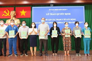 第七郡流動醫療站成立《決定》頒授儀式。（圖源：市黨部新聞網）