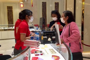 消費者在DOJI黃金寶石店進行交易。