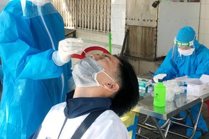 一名薄寮市居民接受鼻拭子採樣檢測。（圖源：TNO）