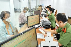 民眾在“新常態”期間辦理護照簽發手續。