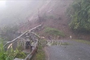 途徑萊州省芒齊縣南靠鄉茴薩村的4H號國道路段發生山體滑坡，導致交通中斷。（圖源：越通社）