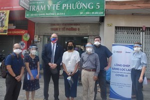 美國駐本市代總領事羅伯特‧格林南視察第六郡第五坊醫療站開展新冠疫苗接種計劃與肺結核篩查相結合的活動。（圖源：PV）