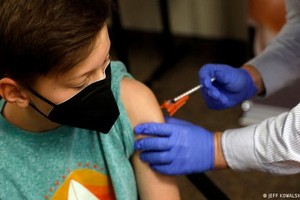 一名小孩接受新冠疫苗注射。（圖源：AFP）