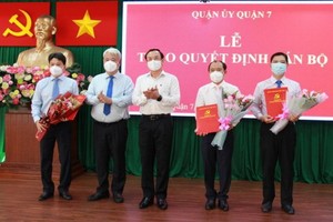 市委書記阮文年（中）出席人事委任《決定》頒授儀式。（圖源：輝盛）