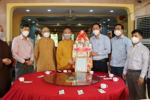 阮成忠副主席向釋慧功和尚贈送禮物與感謝狀。