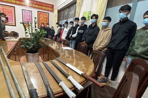 被抓獲的涉案團夥及利器。（圖源: 越通社）