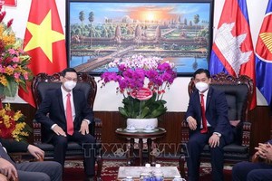 市外務廳長陳福英（左）向柬埔寨王國駐本市總領事索科‧達雷斯贈送鮮花祝賀柬埔寨王國國慶。（圖源：越通社）