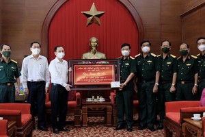 守德市委書記阮文孝向第七軍區司令部贈送紀念禮物表達感恩之心。（圖源：文明）