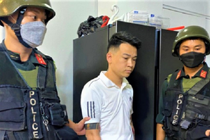 特大網上賭博團夥頭目杜玉河（中）被捕。（圖源: 警方提供）