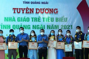 共青團廣義省省委向該省模範年輕教師頒發獎狀。（圖源: 越通社）