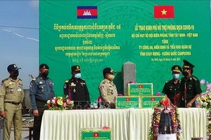 西寧省邊防部隊指揮部副指揮長丁曰平大校（右一）與柬埔寨柴楨省邊防部隊交換有關邊境和口岸問題的信息。（圖源：越通社）