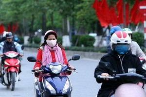 受較強冷空氣影響，河內市民外出都添置了厚衣。（示意圖源：互聯網）