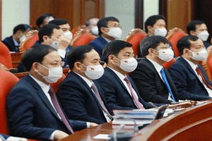 黨第十三屆四中全會代表聆聽關於黨和政治體系建設基本任務的發表。