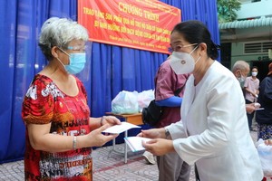 市委原副書記武氏蓉向貧困戶贈送輔助金及救濟品。