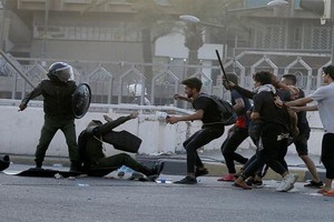 伊拉克首都“綠區”遭數百名示威者衝擊，抗議者與警方發生衝突。（圖源：互聯網）