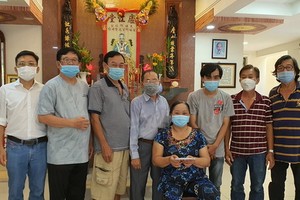 何氏宗祠理監事會與何彩雲宗親合影。