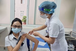 本市學生接種疫苗。（圖源：秋莊）