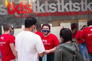 當地時間9月14日，因疫情關閉一年多的百老匯舞台重新點亮，多個經典劇目再次與觀眾見面。（圖源：互聯網）