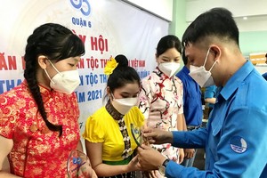 青聯會主席黃明福厚表彰各民族模範青年。