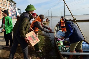 各慈善團於2020年10月為中部居民捐贈糧食。