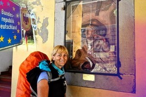 意大利72歲的老太卡馬羅塔將徒步行走至中國。（圖源：歐聯網報導截圖）