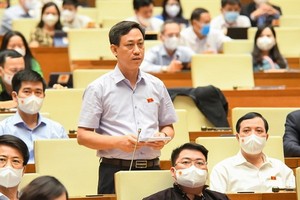 清化省國會代表團副團長梅文海（站）在會議上建議政府考慮指導以重新評價“安全適應”臨時規定。（圖源：國會辦公廳）