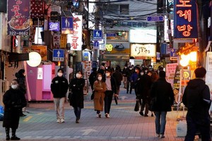 首爾晚間街頭一景。（圖源：路透社）