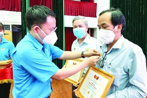 第五郡勞動聯團表揚模範集體和個人