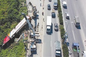 集裝箱車在河內環市三路側翻