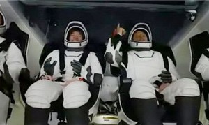 4名宇航員等候出艙。（圖源：互聯網）