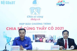 共青團中央常務委員、越南青聯會常務副主席阮海明（左）和鄭文豪經理主持會議。