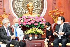 市委書記阮文年（右）接見德國法蘭克福市(Frankfurt) 市長費爾曼。（圖源：越勇） 