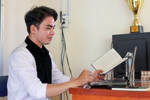 第十郡阮攸高中學校的生活技能教師阮海朝正在線上授課。