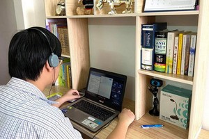 黎貴惇高中學校的學生正在線上學習。